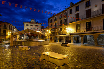 lever du jour vu sur place du centre ville d'Olite aux heures bleus dans le pays de Navarre en...