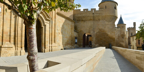 panoramique sur l'entrée du château d'Olite dans le pays de Navarre en Espagne