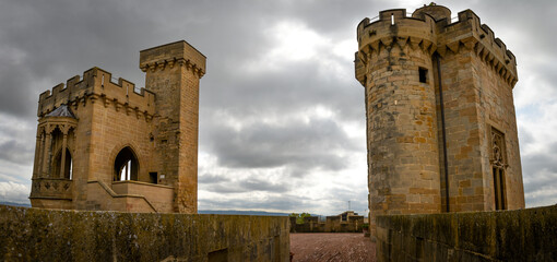 panoramique sur les tours du toits château d'Olite dans le pays de Navarre en Espagne
