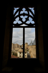 vu sur fenêtre taillée dans  une tour du château d'Olite dans le pays de Navarre en Espagne