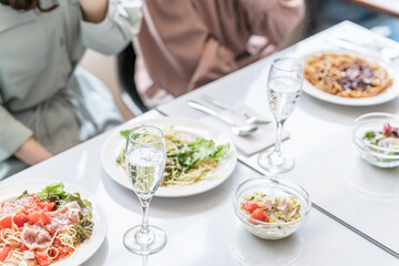 イタリアンのお店にランチに来た女性達・女子会
