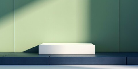 淡い黄緑の背景に四角い白の展示台と紺色の台がある抽象横長テンプレート