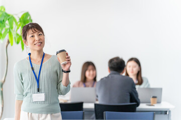 オフィス・会議室でコーヒーを飲むビジネスウーマン
