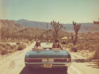 Photo sur Plexiglas Voitures anciennes Vintage Car on Desert Road Trip
