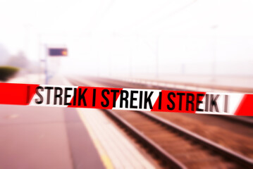 Ein leerer Bahnhof und Hinweis auf einen Streik bei der Bahn