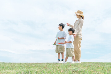 公園でシャボン玉で遊ぶ子供（ピクニック・キャンプ・アウトドア）
