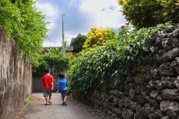 Fotobehang 沖縄県宮古島　懐かしい路地を歩く子どもたち © Hanagusuku photos