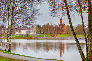Obraz premium City Museum of Druskininkai in Lithuania From Point of Pond Near Forest in Autumn Colors in Lithuania