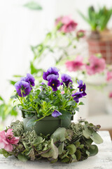 明るい部屋に飾られた春の花