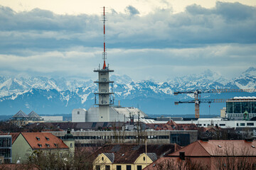 Naklejka premium alter Fernmeldeturm in München vor Alpenpanorama