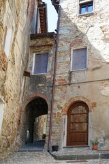 Fototapeta na wymiar Alley in the historic center of Vicopisano, Tuscany, Italy