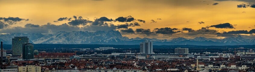 Blick über München auf das Alpenpanorama bei Sonnenuntergang - obrazy, fototapety, plakaty