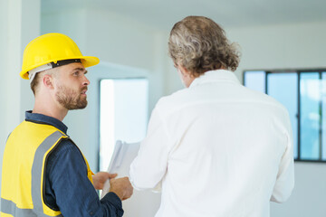 Obraz premium Construction contractor talking with client.