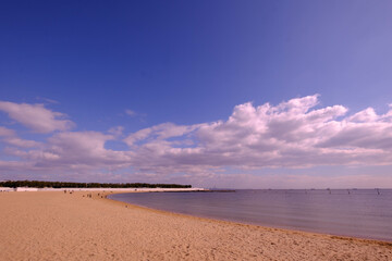 早春の海。兵庫県芦屋市の芦屋浜で撮影。