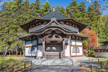 日本　福島県河沼郡柳津町にある福満虚空蔵菩薩、円蔵寺の宝物殿と紅葉