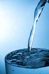 コップに水を注ぐ