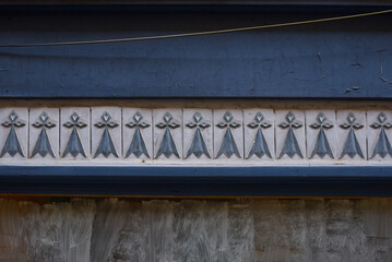 Hermines sculpt&eacute;es en bois sur corniche