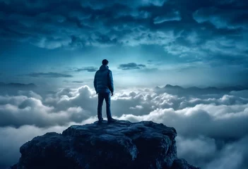 Deurstickers Silenziosa Contemplazione- Uomo sulla Vetta della Montagna di Notte, Sotto le Nuvole, Vista Notturna © Benedetto Riba