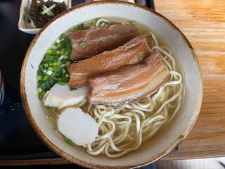 三川食堂：沖縄の肉料理の魅力｜三川食堂