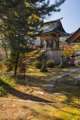 Fototapeta premium 日本 福島県河沼郡柳津町にある福満虚空蔵菩薩、円蔵寺の鐘楼と紅葉