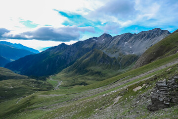Obraz premium Panoramic view of majestic mountain peaks of High Tauern seen from Feldseekopf, Carinthia Salzburg, Austria. Idyllic hiking trail in Goldberg group in wilderness of Austrian Alps. Wanderlust. Tranquil