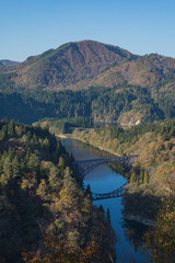 日本　福島県大沼郡三島町のビューポイントから見える只見川に架かる第一只見川橋梁