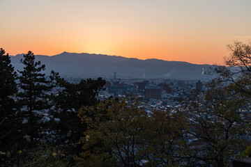 日本　福島県会津若松市の飯盛山から見えるマジックアワー時の街並みと夕焼け空