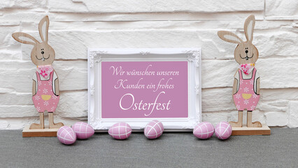 Osterdekoration mit der Beschriftung Wir wünschen unseren Kunden ein frohes Osterfest auf einen...