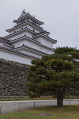 Fototapeta premium 日本 福島県会津若松市の鶴ヶ城城址公園内に建つ鶴ヶ城の天守閣