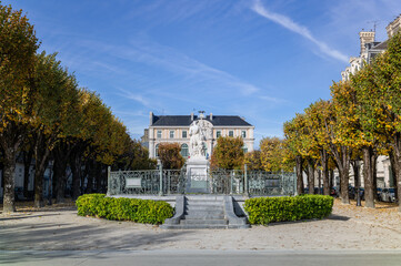 Place Royale à Pau, statue d'Henri 4 face à la mairie de Pau