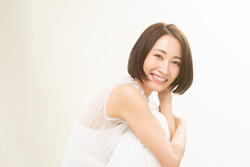 Obraz na płótnie Canvas 笑顔のミドル世代日本人女性のビューティーポートレート