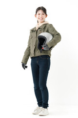ヘルメットを持った女性ライダー