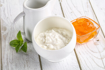 Grain curd with cream and jam