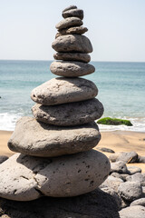 empilement de galets sur une plage de la côte atlantique à Dakar au Sénégal en Afrique