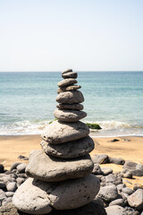 empilement de galets sur une plage de la côte atlantique à Dakar au Sénégal en Afrique
