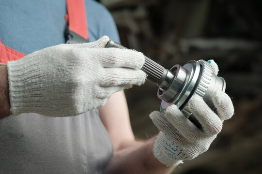 The chassis of the car. Suspension repair. In the hands of an auto mechanic, a hinge with equal angular velocities.