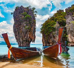 Paisaje pintoresco. Paisaje del mar de Phuket. 
Paisaje playa e isla de Tailandia con barcos típicos. Destino de aventuras y viajes.
