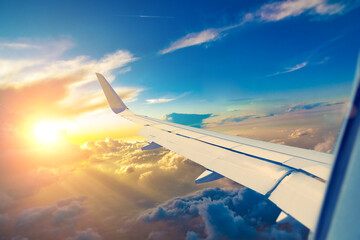 Amanecer y nubes. Vuelo y viaje a destino.
Concepto de viaje en avión. Volando sobre la ciudad....