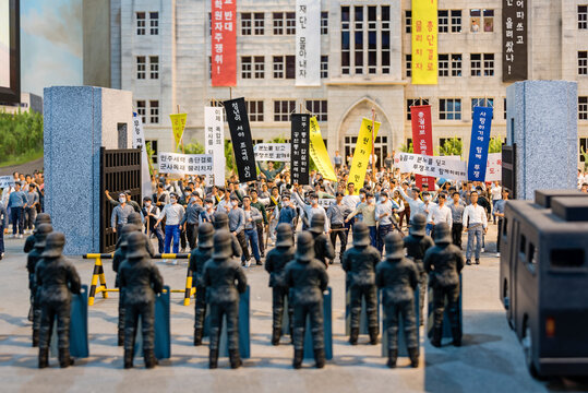 2019. 3. 23. 경기도 이천시에서 촬영, 군사독재 반대시위 현장을 보여주는 미니어처, 민주화운동기념공원 전시실에 전시-A miniature depicting a demonstration against military dictatorship