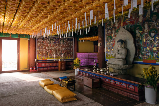 2019. 4. 6. 충청북도 괴산군에서 촬영, 각연사 비로전의 내부, 오른쪽 불상은 보물 제433호 석조비로자나불좌상