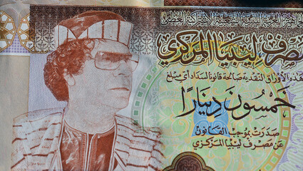 un retrato del presidente libio muamar gadafi en un billete de libia - obrazy, fototapety, plakaty