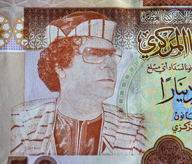 un retrato del presidente libio muamar gadafi en un billete de libia - 733854596
