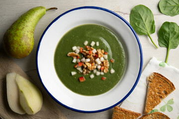 Spinach cream with pear and potato.