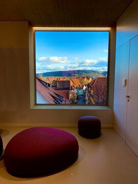Fenster ge&ouml;ffnet und Blick in die Altstadt