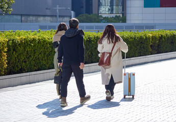 冬の街の繁華街で歩く男女の姿