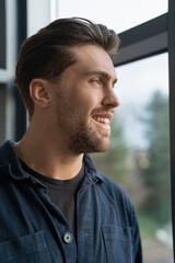 Obraz premium Businessman drinking coffee and looking through office window