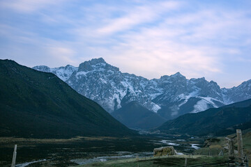 Obraz premium Maya Snow Mountain, Wuwei City, Gansu Province-blue sky against the landscape