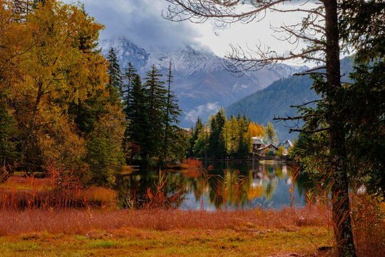 L&rsquo;automne tombe sur Champex-Lac, le petit Canada suisse 