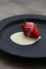 練乳をかけた苺