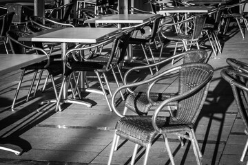 Empty tables and chairs in a restaurant. - 733979981
